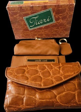 22-0142 VINTAGE TIARA WALLET CLUTCH PURSE ENSEMBLE SET 22-0142 VINTAGE TIARA WALLET CLUTCH PURSE ENSEMBLE SET