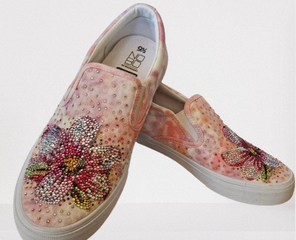24-0066 PINK BEDAZZLED CANVAS SHOES 24-0066 PINK BEDAZZLED CANVAS SHOES