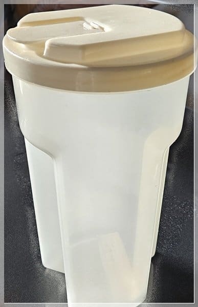 24-0264 RUBBERMAID 2 QT EZ GRIP BOTTLE AND LID 24-0264 RUBBERMAID 2 QT EZ GRIP BOTTLE AND LID