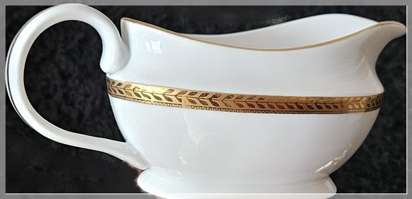 24-0271 WHITE GOLD PORCELAIN GRAVY BOAT AND PLATTER 24-0271 WHITE GOLD PORCELAIN GRAVY BOAT AND PLATTER